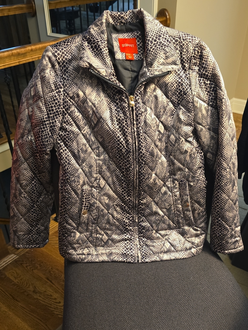 Esprit Snake-Print Womens  Quilted Puffer Jacket in Black/Gold tones. M